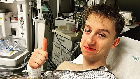 Code Red: LetsHugo ist bei 7 vs. Wild raus. Doch wie lautet seine Diagnose? Alles zur Vorerkrankung - Foto: Instagram.com/letshugo/