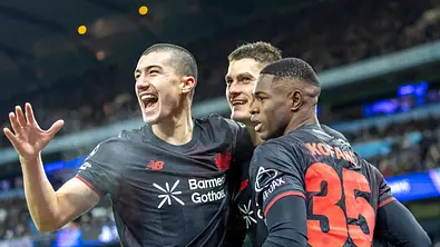 Maza, Kofane und Schick feiern das 0:2 von Leverkusen bei Manchester City - Foto:  IMAGO / Action Plus