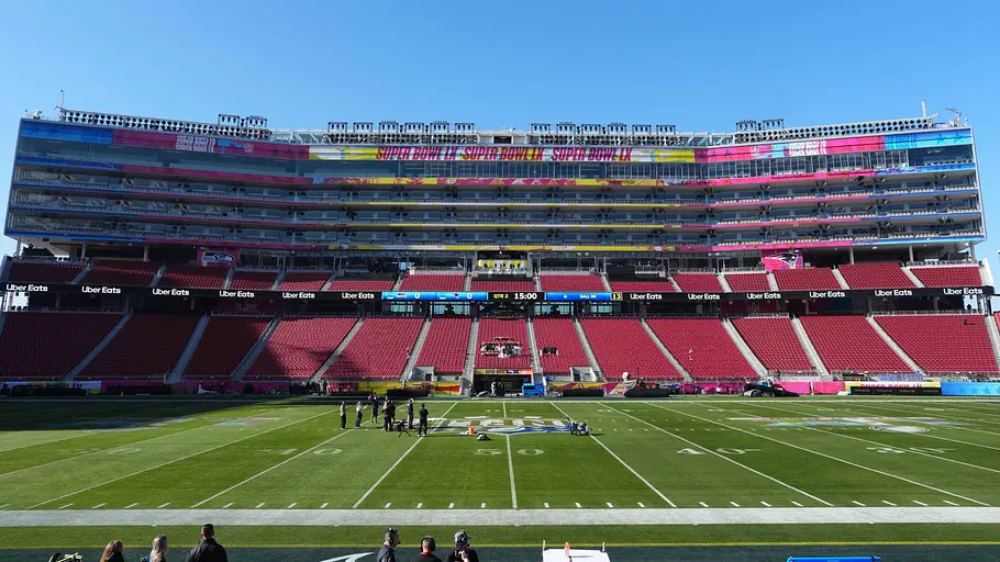 Eine Aufnahme des Levi's Stadium in Santa Clara bei Sonnenschein