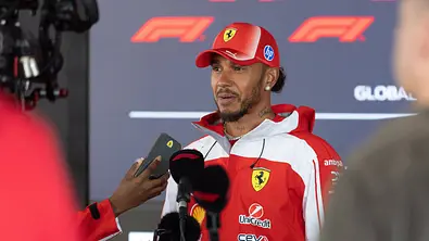 Lewis Hamilton in Zandvoort beim Interview. - Foto: IMAGO / Alessio de Marco
