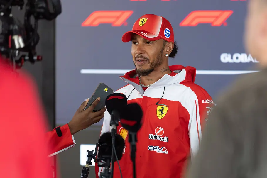 Lewis Hamilton beim Formel-1-Wochenende in Zandvoort Lewis Hamilton in Zandvoort beim Interview.