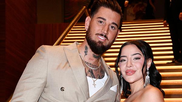 Leyla Lahouar und Mike Heiter lächeln fröhlich in die Kamera - Foto: IMAGO / Future Image