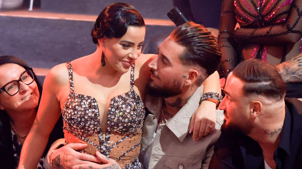 Leyla Lahouar sitzt bei „Let's Dance“ auf Mike Heiters Schoß