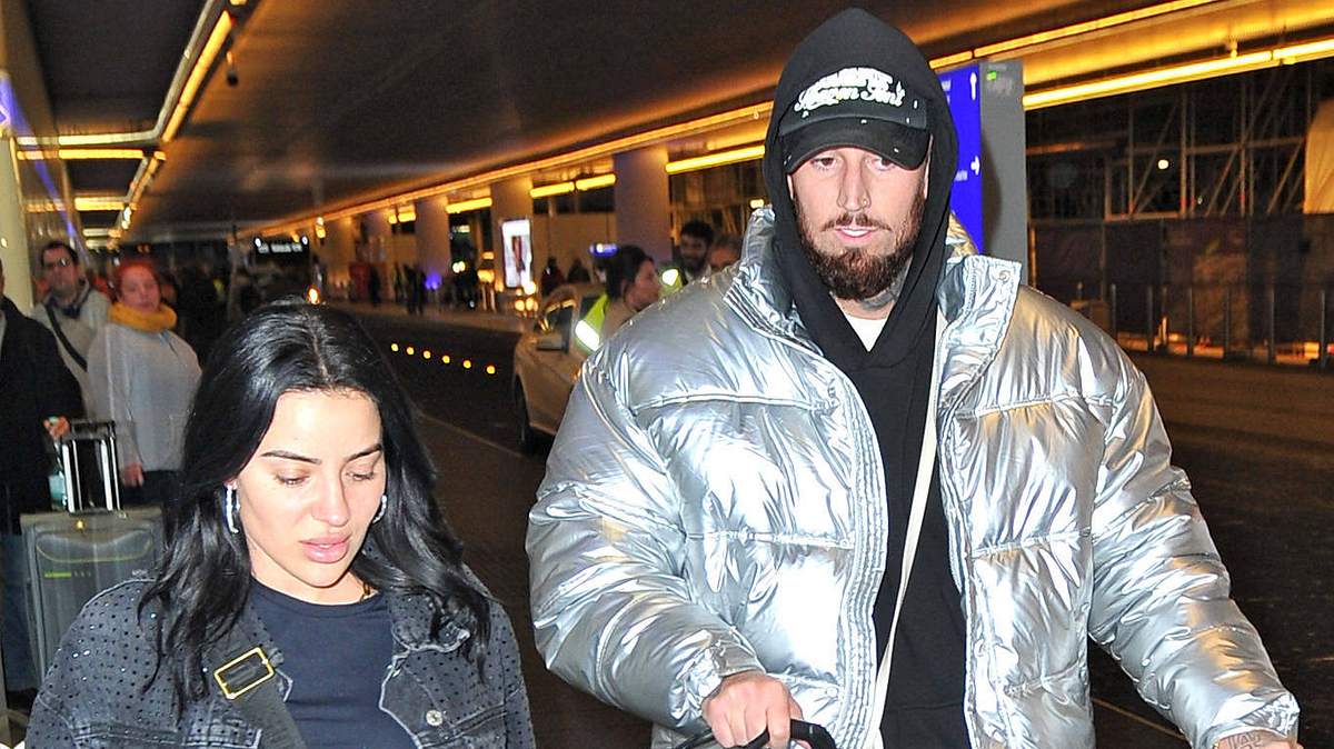 Leyla und Mike Heiter sind traurig Betroffene Gesichter: Leyla und Mike Heiter schieben Koffer am Flughafen neben einander her.