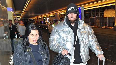 Leyla und Mike Heiter schieben Koffer am Flughafen neben sich her - Foto:  IMAGO / STAR-MEDIA