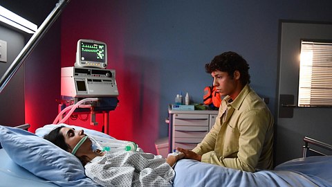 Alexander wacht an Leylas Krankenbett. - Foto: RTL/ Julia Feldhagen