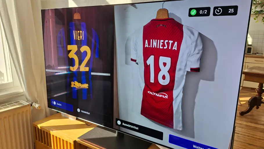 Sonnenlicht scheint direkt auf LG-TV in einem Wohnzimmer