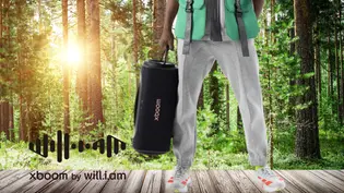 LG xboom Blast getragen am Knie vor einer Waldlichtung und Parkettboden - Foto: TV Movie / LG