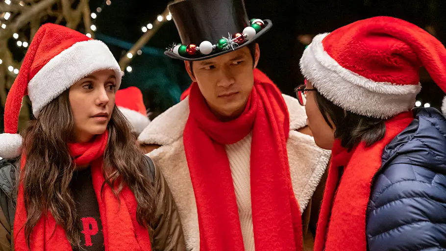 Nina Dobrev als Natalie Bauer, Harry Shum Jr. als Owen Lin und Jimmy O. Yang als Josh Lin im Film „Love Hard“.