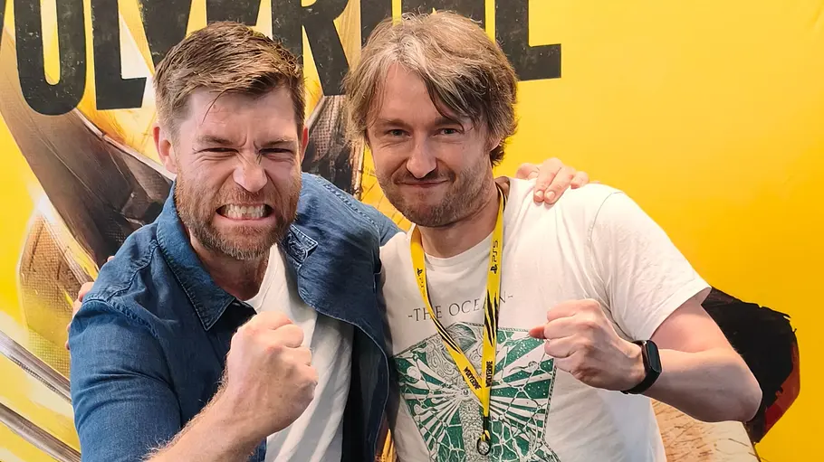 Liam McIntyre & David Rams Liam McIntyre posiert mit TV Movie Redaktionslei
