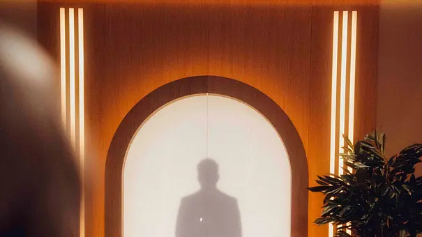 Ein Mann wartet hinter einer Tür auf seine große Liebe, nur sein Schatten ist sichtbar. - Foto: Paul Huttemann/Netflix Ein Mann wartet hinter einer Tür auf seine große Liebe, nur sein Schatten ist sichtbar. - Foto: Paul Huttemann/Netflix