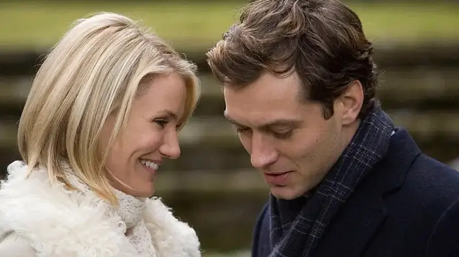 Cameron Diaz und Jude Law stehen sich gegenüber und schauen sich verliebt an