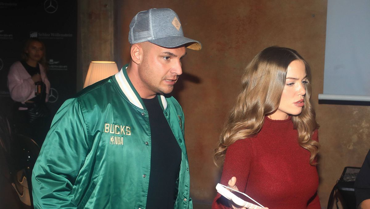 Liebescomeback Pietro Lombardi & Laura Maria Rypa Pietro Lombardi in grüner Jacke und Laura Maria Rypa im roten Kleid verlassen mit angespannten Gesichtsausdrücken den Raum