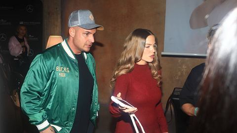 Pietro Lombardi in grüner Jacke und Laura Maria Rypa im roten Kleid verlassen mit angespannten Gesichtsausdrücken den Raum - Foto:  IMAGO / pictureteam