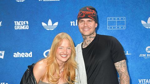 Cassy und Bennet auf dem roten Teppich, schauen lachend in die Kameras! - Foto: Imago/Future Image
