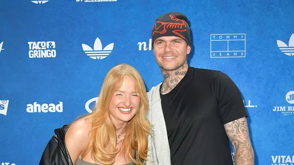 Cassy und Bennet auf dem roten Teppich, schauen lachend in die Kameras! - Foto: Imago/Future Image