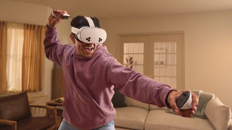 Ein Mann spielt mit einer AR Brille, der Meta Quest 3S - Foto: Meta/PR