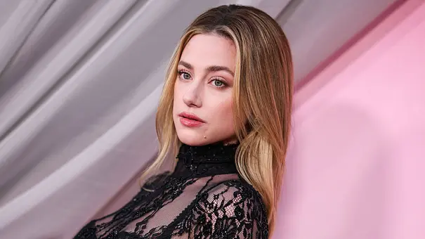 Lili Reinhart auf dem Red Carpet in schwarz. - Foto: IMAGO / Avalon.red Lili Reinhart auf dem Red Carpet in schwarz. - Foto: IMAGO / Avalon.red