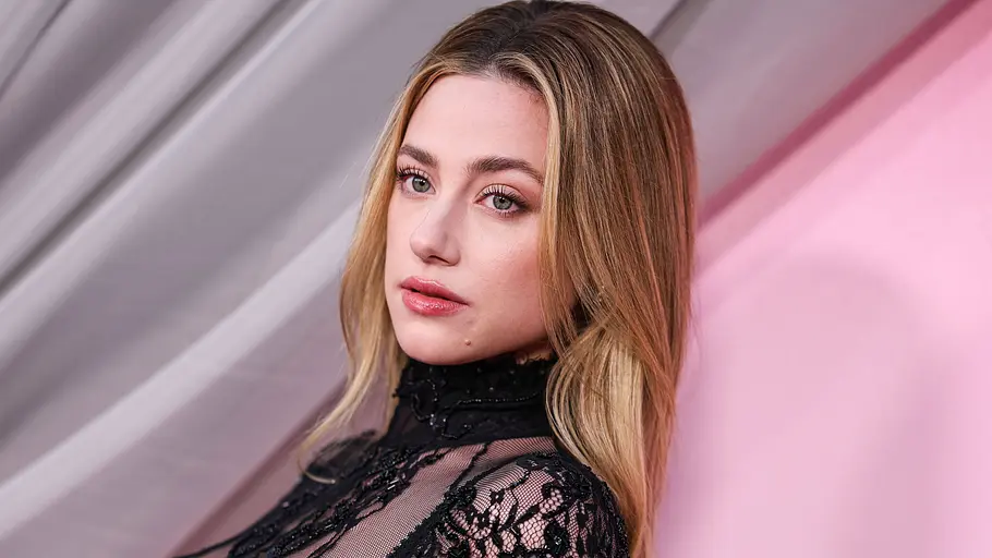 Lili Reinhart spielt die Hauptrolle in „The Love Hypothesis“. Lili Reinhart auf dem Red Carpet in schwarz.