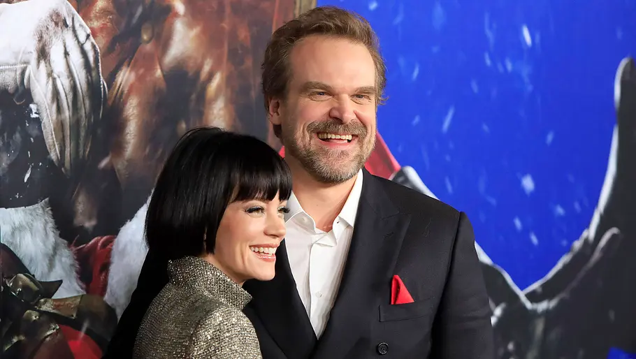 Lilly Allen hat ihre Trennung und ihre Beziehung mit David Harbour musikalisch verarbeitet. Lilly Allen und David Harbour im Jahr 2022 lächelnd auf dem roten Teppich.