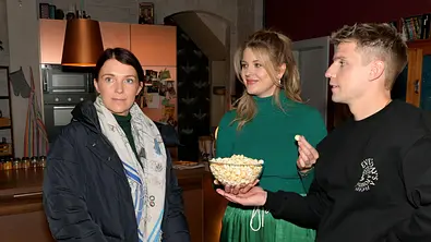 Lilly schaut gedankenverloren, daneben Alicia und Mo. - Foto: RTL / Rolf Baumgartner
