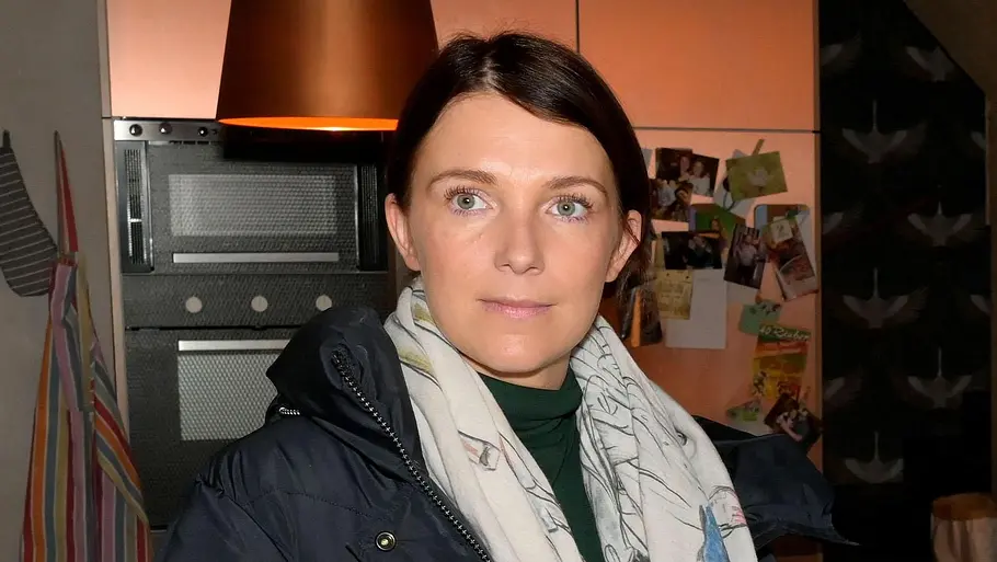 Lillys Alltag wird von der Krankheit bestimmt. Lilly schaut gedankenverloren, daneben Alicia und Mo.