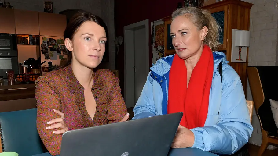 Lilly glaubt, dass Maren immer noch in Julian verknallt ist. Maren schaut Lilly skeptisch an.