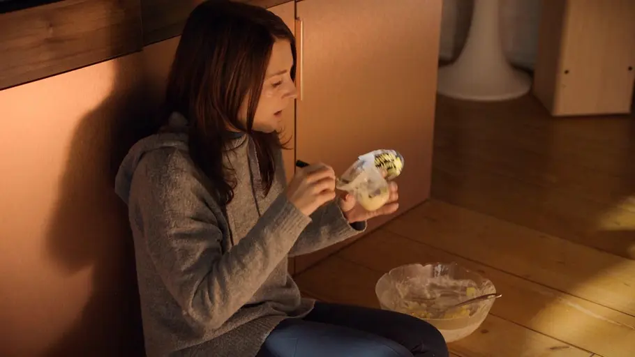 Lilly wird rückfällig. Lilly isst am Boden.