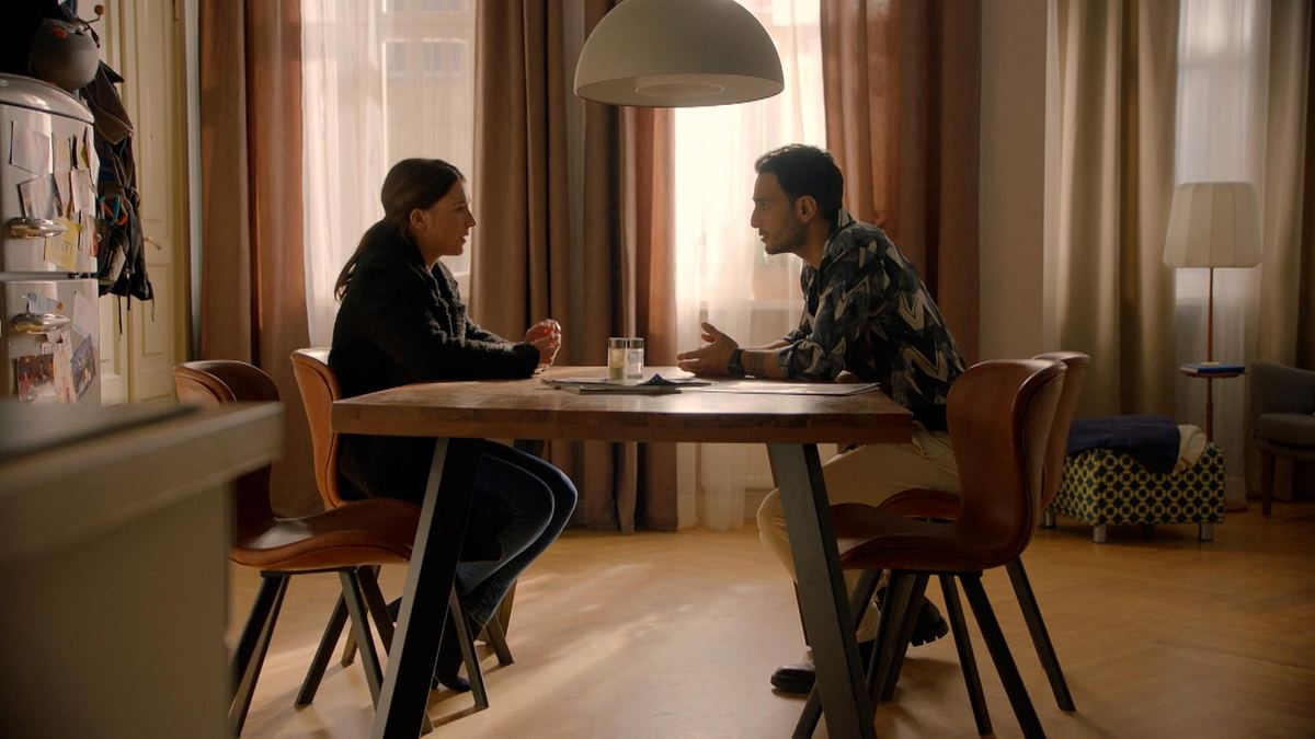 Lilly und Nihat diskutieren.