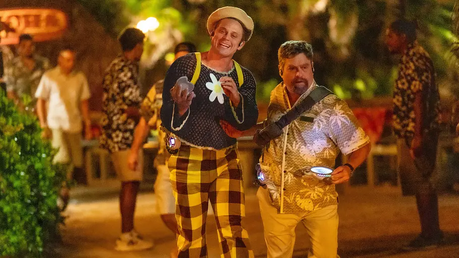 Jumba und Pliiklii können sich in der Live-Action-Version deutlich besser tarnen. Jumba und Pliiklii in menschlicher Tarnung.
