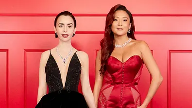 Lily Collins und Ashley Park auf dem roten Teppich. - Foto: Netflix