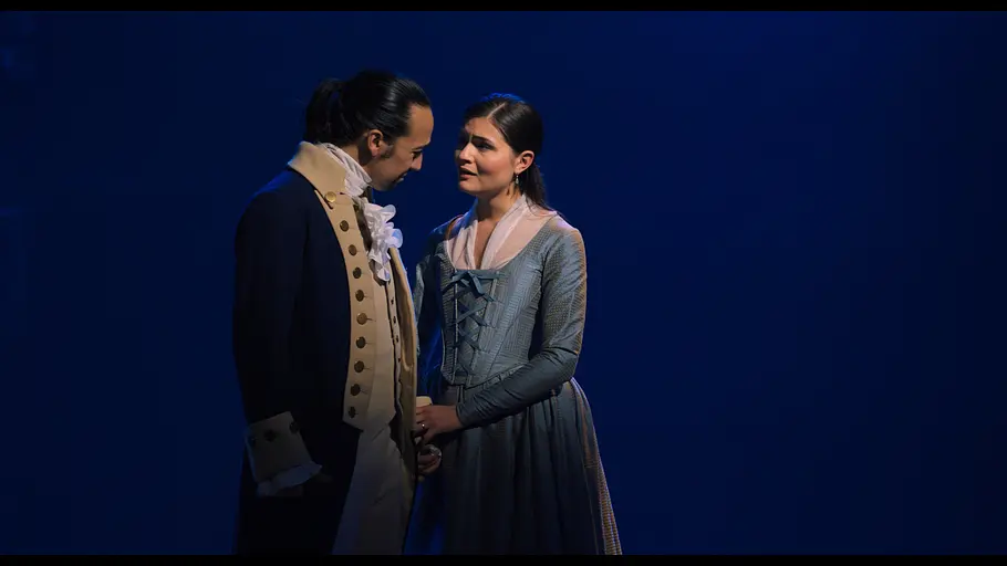 Vor einem schlichten blauen Hintergrund sind Lin-Manuel Miranda als Alexander und Phillipa Soo als Eliza im Musical Hamilton zu sehen.