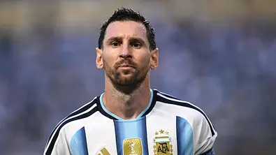 Lionel Messi schaut in die Ferne - Foto: IMAGO / Gribaudi/ImagePhoto