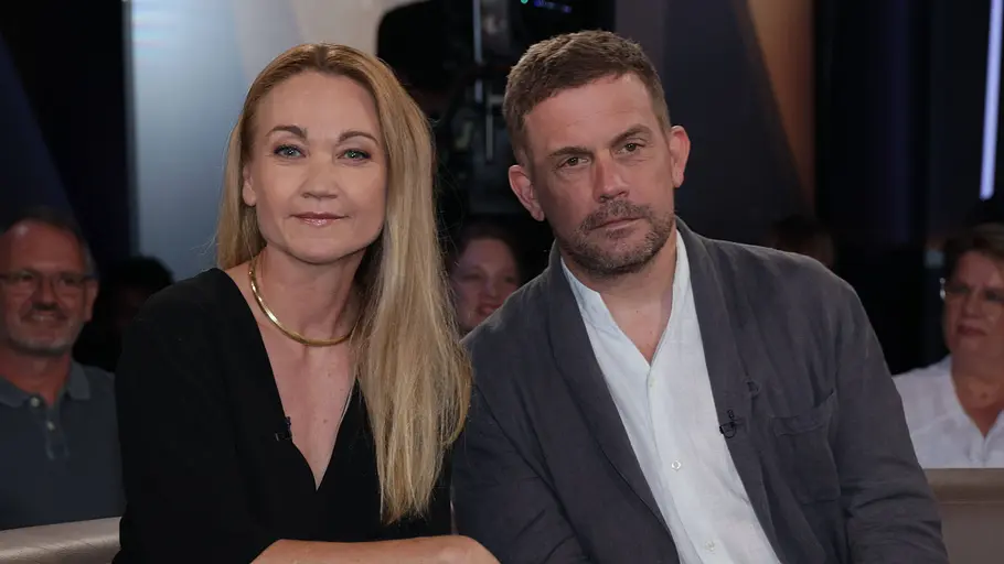 Lisa Maria Potthoff & Sebastian Bezzel Lisa Maria Potthoff und Sebastian Bezzel sitzen nebeneinander im Studio der „NDR Talk Show“. Sie trägt ein schwarzes Outfit mit Goldkette, er ein helles Hemd mit grauem Sakko; im Hintergrund ist das Publikum zu sehen.