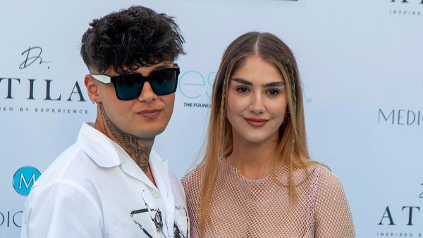 Lisa-Marie Straube und Akka lächeln in die Kamera - Foto: IMAGO / Oliver Ring