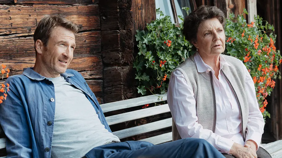 Lisbeth setzt sich mit dem Tod auseinander. Lisbeth und Hans schauen ernst in die Ferne.