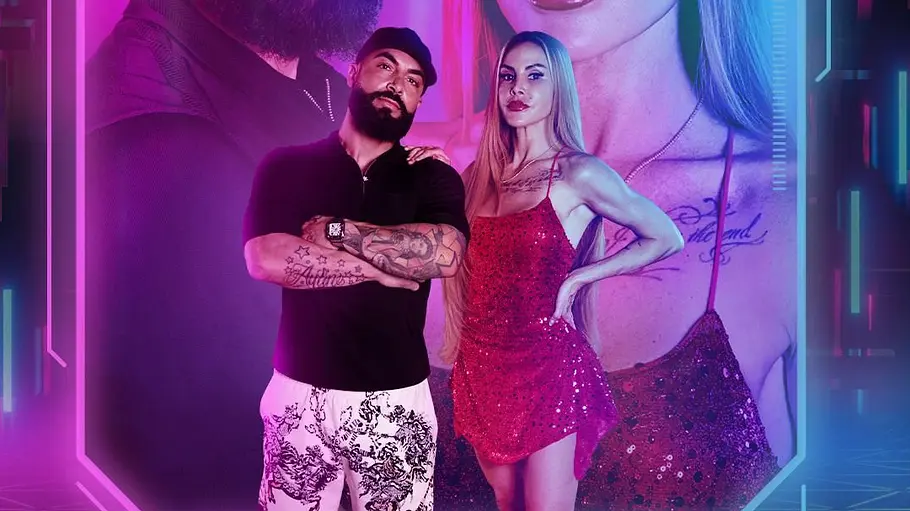 Lisha und Lou Lisha im roten Glitzerkleid und Lou mit schwarzer Kappe stehen vor ihren großen Porträts in einer pink-blauen Neonkulisse.