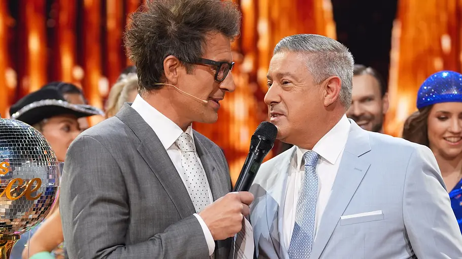 Joachim Llambi wütet nach dem Ausgang von Show 8. Joachim Llambi spricht ins Mikro, neben ihm Daniel Hartwich.