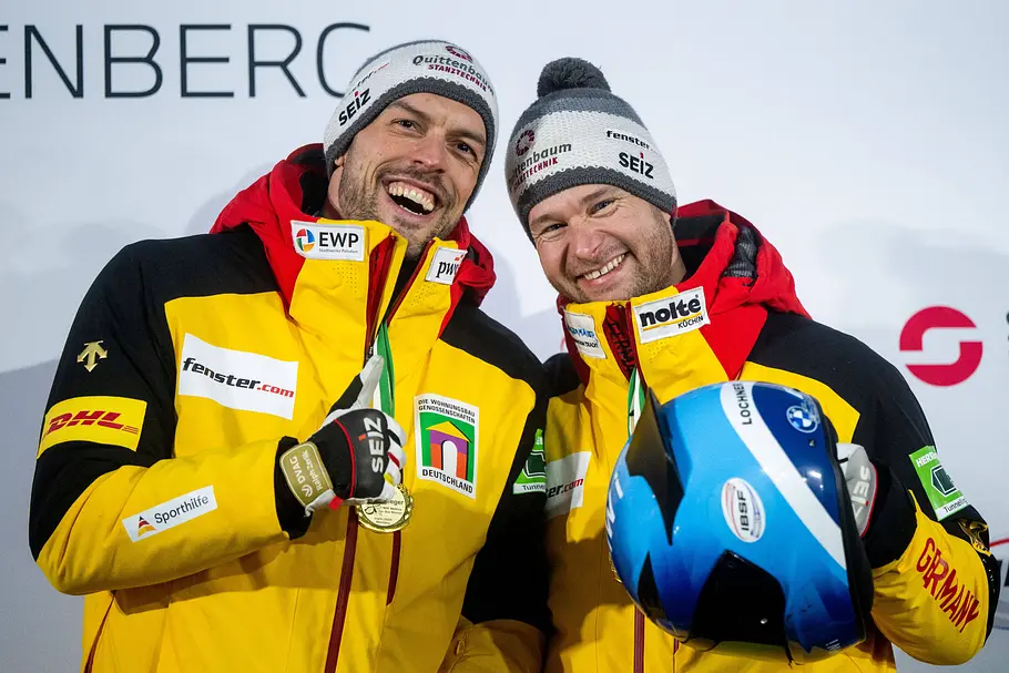 LOCHNER Johannes, FLEISCHHAUER Georg (Deutschland) jubeln auf dem Podium mit Gold Medaille bei der Siegerehrung ueber den Sieg im Rennen und Gesamtweltcup, GER, IBSF Bob Weltcup Altenberg, Zweierbob Herren