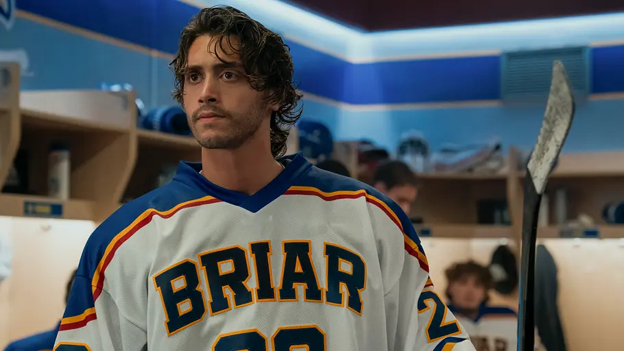 Logan muss nicht mehr lange allein bleiben. Antonio Cipriano als Logan in Eishockeykluft in der Umkleidekabine.