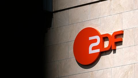 Logo des ZDF auf einer Hauswand - Foto: IMAGO / Panama Pictures