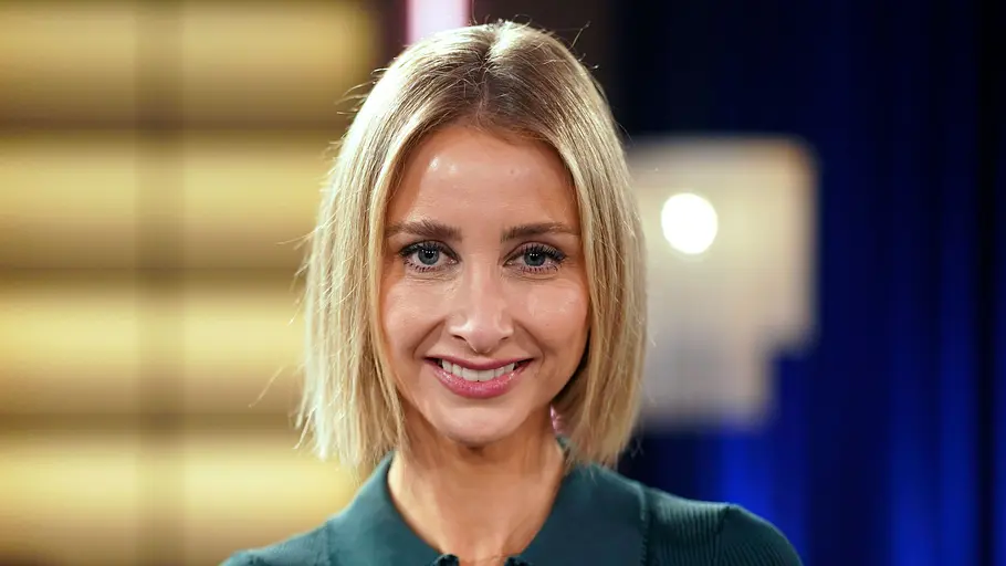 Alina Bock lächelt für die Kamera.
