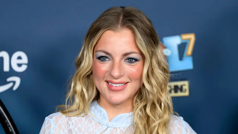 Laura Larsson steht auf dem Red Carpet für „LOL“ und schaut nach links.
