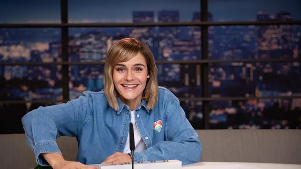 Hazel Brugger lacht in die Kamera, während sie den roten LOL-Buzzer drückt. - Foto: Amazon MGM Studios Hazel Brugger lacht in die Kamera, während sie den roten LOL-Buzzer drückt. - Foto: Amazon MGM Studios
