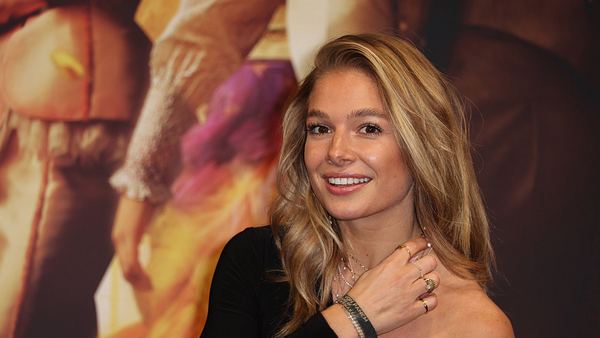 Lola Weippert lächelt verschmitzt in die Kamera. - Foto: IMAGO / Raimund Müller