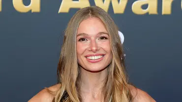 Moderatorin Lola Weippert lächelt bei einem Event in die Kamera. - Foto: IMAGO / Bildagentur Monn Moderatorin Lola Weippert lächelt bei einem Event in die Kamera. - Foto: IMAGO / Bildagentur Monn
