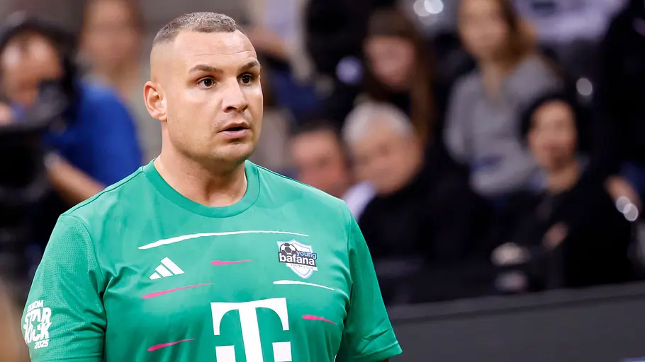 Pietro Lombardi Pietro Lombardi in einem grünen Fußballtrikot.