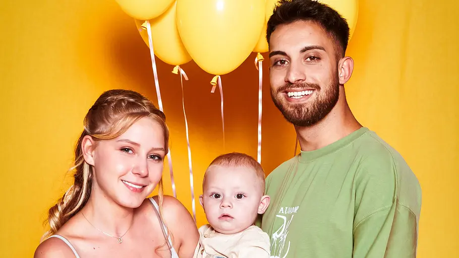 Loredana Wollny ärgert sich über Hasskommentare Loredana Wollny, Sohn Aurelio und Ehemann Servet mit Luftballons im Hintergrund