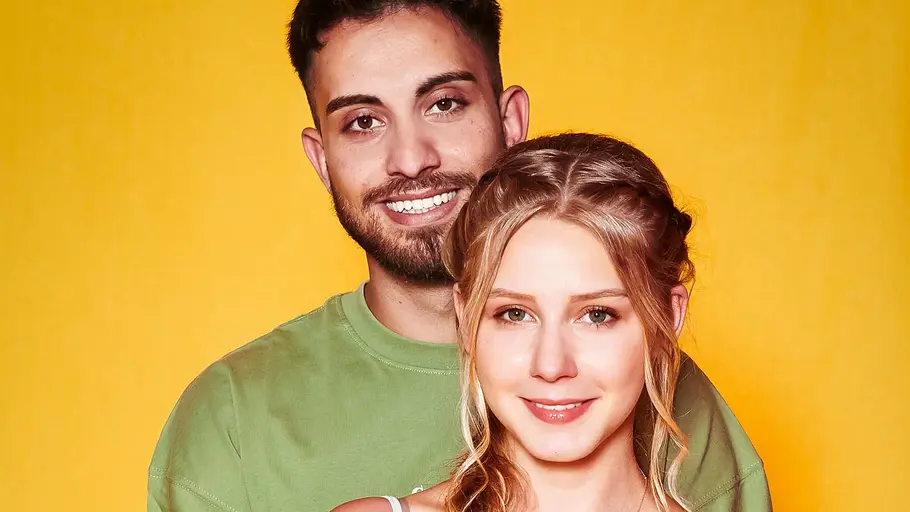 Loredana Wollny und ihr Mann Servet stehen Arm in Arm vor der Kamera.