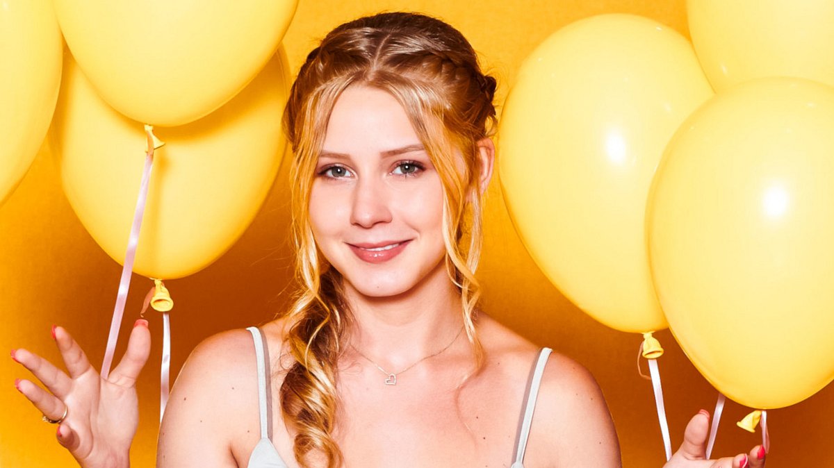 Loredana Wollny Loredana Wollny blickt in die Kamera